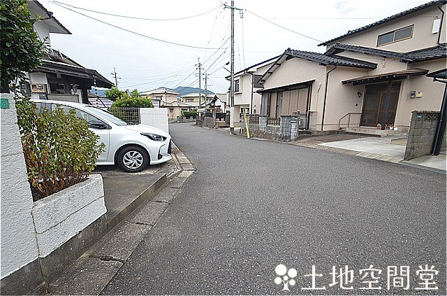 大平台戸建ての駐車場|駐車場１台のみ、前面道路狭くないので駐車しやすいです。
