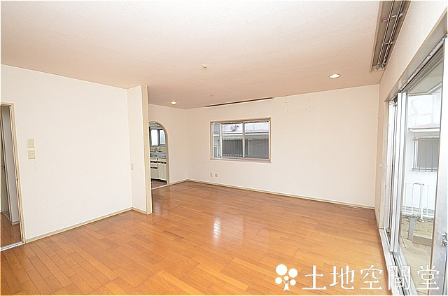 大平台戸建ての居間・リビング