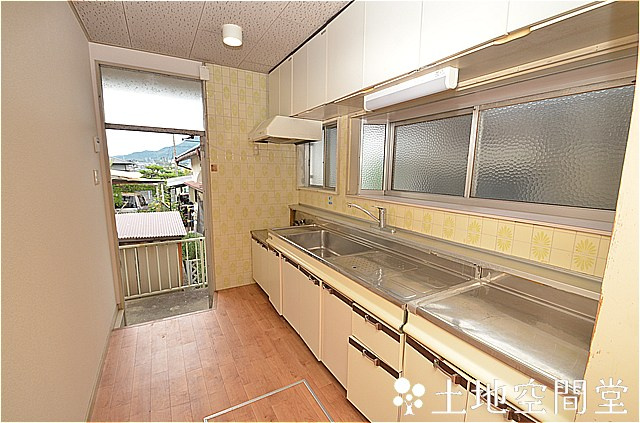 大平台戸建てのキッチン|キッチンに勝手口あります。