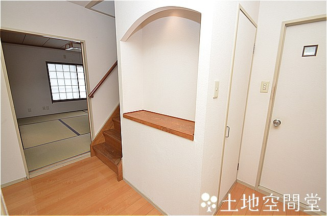 大平台戸建ての玄関|ニッチがあります。玄関飾り棚にピッタリです。