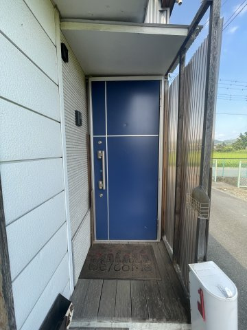 中古戸建・中古住宅　太田市成塚町　強戸小学校・強戸中学校の玄関|インターホン付き住居部分玄関！