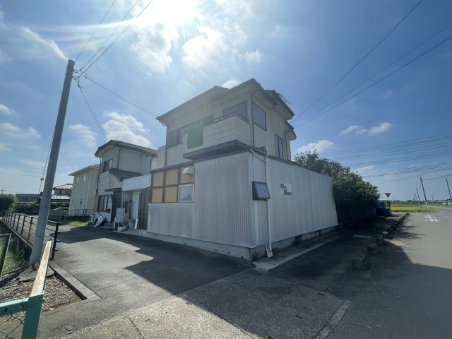 中古戸建・中古住宅　太田市成塚町　強戸小学校・強戸中学校の外観|北と東の道路に面した角地物件！