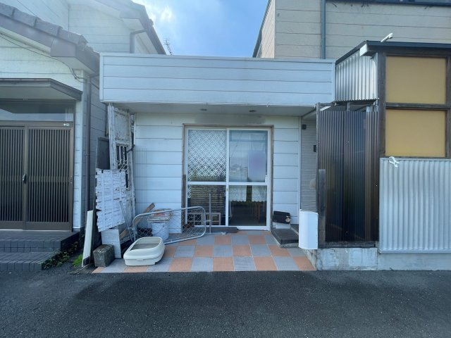 中古戸建・中古住宅　太田市成塚町　強戸小学校・強戸中学校の玄関|店舗部分の入り口になります