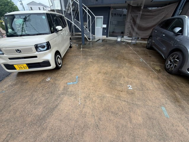 エルミ朝日の駐車場