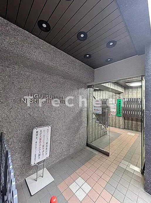 鶯谷日伸ハイツのエントランス