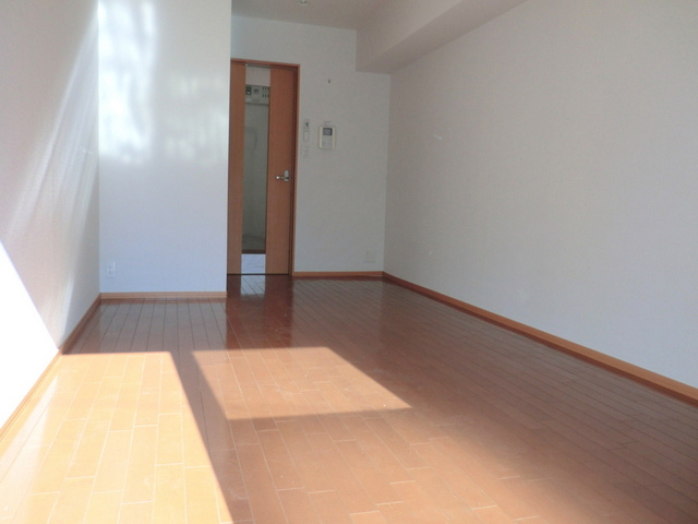 エスポワール赤羽の洋室|最上階でお部屋の奥まで日の光が入ります