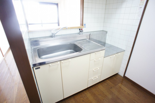 エトワール・サカモトのキッチン|システムキッチン採用。調理スペースにゆとりのある快適な台所。
