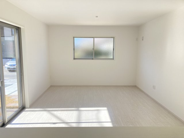 リガーレ　前橋市駒形町1期　新築住宅　1号棟の居間・リビング|【イメージ画像】カウンターキッチンなのでお料理をしながら会話もできます。
夕食の支度をしながら、お子様の様子も見られて自然と会話も増えますよ♪