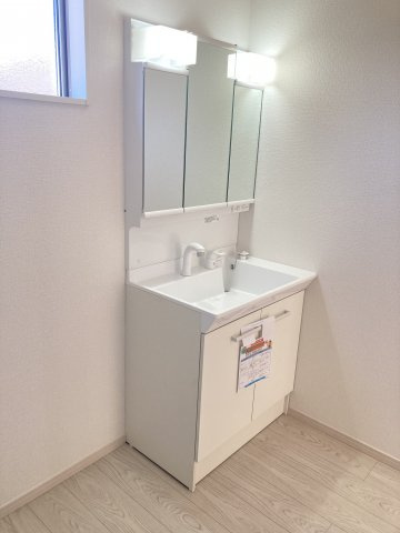リガーレ　前橋市駒形町1期　新築住宅　1号棟の独立洗面台|【イメージ画像】シャワー水栓付き洗面台で朝の身支度もバッチリです！
洗面台には収納スペースもあり洗面室もすっきり片付きますよ！
