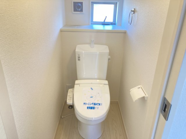 リガーレ　前橋市駒形町1期　新築住宅　1号棟のトイレ|【イメージ画像】1階トイレです。清潔感のある白を基調としています。
温水洗浄・便座暖房機能の付いた快適なトイレです☆