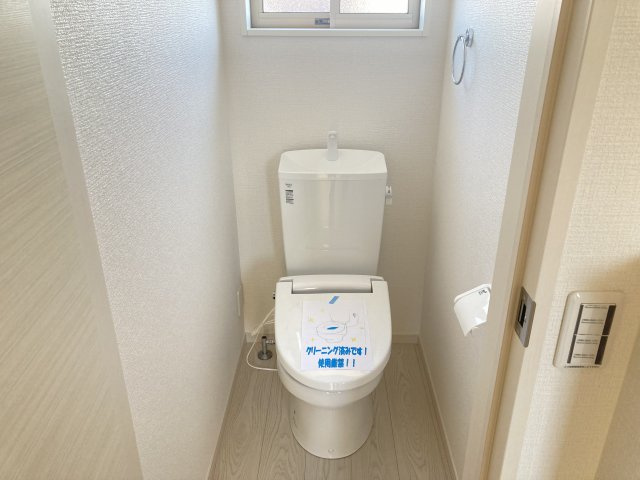 リガーレ　前橋市駒形町1期　新築住宅　1号棟のトイレ|【イメージ画像】2階トイレです。清潔感のある白を基調としています。