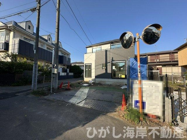 茅ヶ崎市香川２丁目　新築戸建の前面道路含む現地写真|10月9日撮影　建築中　現地外観