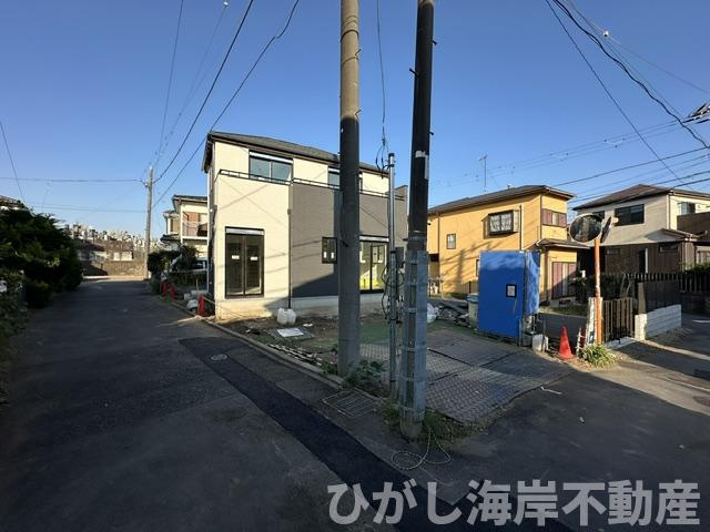 茅ヶ崎市香川２丁目　新築戸建の前面道路含む現地写真|10月9日撮影　建築中　現地外観