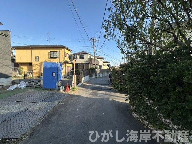 茅ヶ崎市香川２丁目　新築戸建の前面道路含む現地写真|9月5日撮影　建築中　現地外観