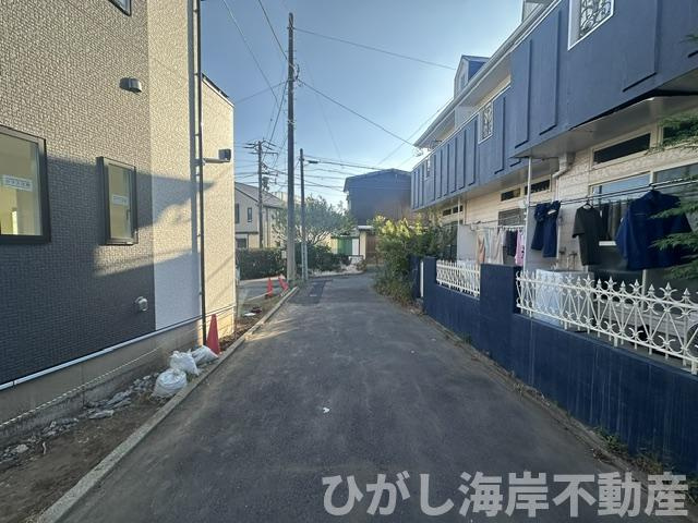茅ヶ崎市香川２丁目　新築戸建の前面道路含む現地写真|10月9日撮影　建築中　現地外観