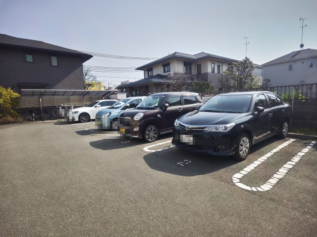 コージィコートWESTの駐車場