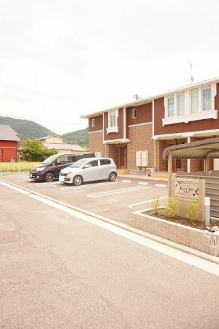クラール鶴市Ｂの駐車場|駐車場に車を止められます