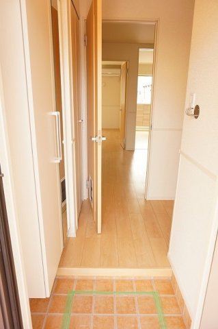 クラール鶴市Ｂの玄関|明るい玄関です
