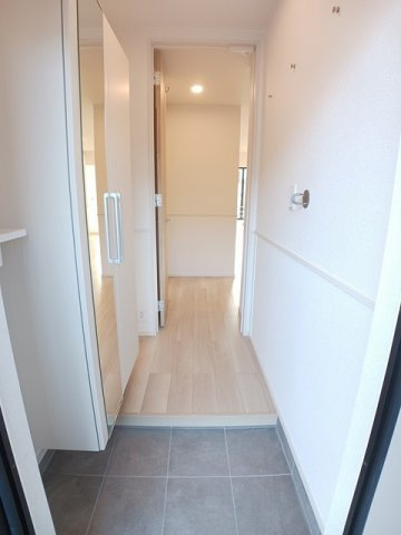 カーサ　シトラス仏生山Ⅱの玄関|収納もある玄関です