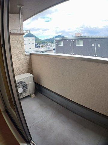リバーサイド・三日月のバルコニー|落ち着いた時間を過ごせるバルコニーです