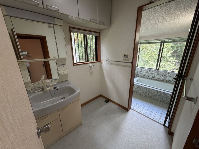 函南町　南箱根ダイヤランドの独立洗面台|室内洗濯機置き場