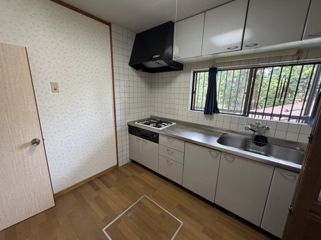 函南町　南箱根ダイヤランドのキッチン|床下収納あり