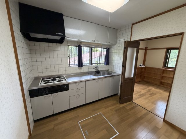 函南町　南箱根ダイヤランドのキッチン|キッチン横に4.5帖のダイニングあり