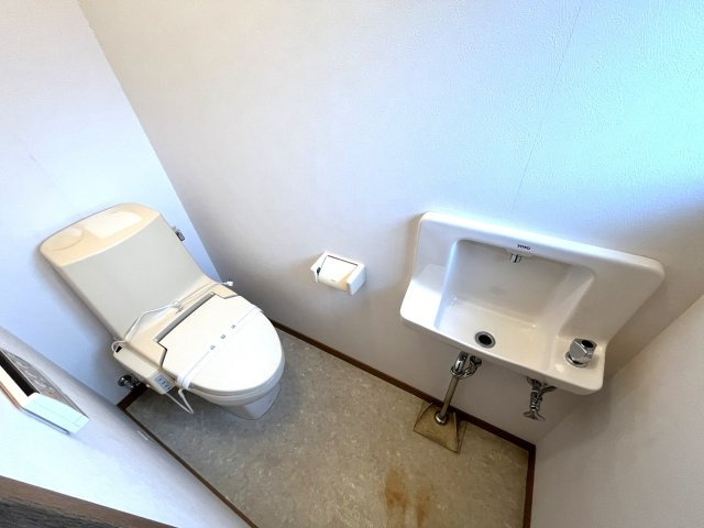 「二世帯住宅をお探しの方にも」　高知市三園町　中古一戸建てのトイレ|トイレは全部で3ヶ所あり、家族が多いご家庭も安心です♪