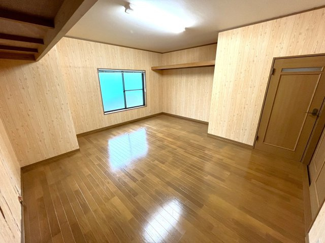 「二世帯住宅をお探しの方にも」　高知市三園町　中古一戸建ての洋室|落ち着いた雰囲気の洋室は幅広いテイストのインテリアと相性よし♪