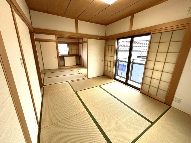 「二世帯住宅をお探しの方にも」　高知市三園町　中古一戸建ての和室|続き間の和室は、窓が大きく気持ちの良い空間♪