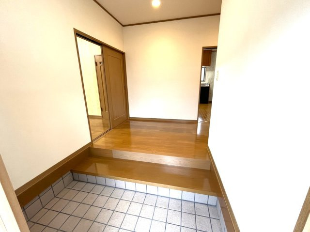 「二世帯住宅をお探しの方にも」　高知市三園町　中古一戸建ての玄関|玄関まわりはシンプルでスッキリ♪