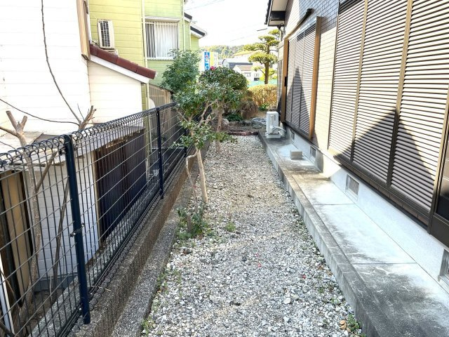 「二世帯住宅をお探しの方にも」　高知市三園町　中古一戸建ての庭|敷地にゆとりがあるので、隣家との距離もゆったり♪