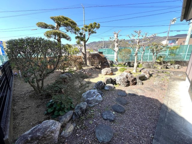 「二世帯住宅をお探しの方にも」　高知市三園町　中古一戸建ての庭|庭は充分な広さがあるので、好みの植物を育てても♪