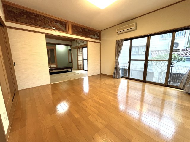 「二世帯住宅をお探しの方にも」　高知市三園町　中古一戸建ての居間・リビング|和室と洋室を開放してつなげると、家族みんなでひろびろと使うことができます♪