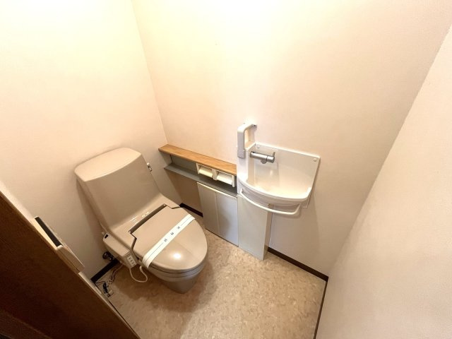 「二世帯住宅をお探しの方にも」　高知市三園町　中古一戸建てのトイレ|日ごろからお掃除しやすいシンプルな造り♪
