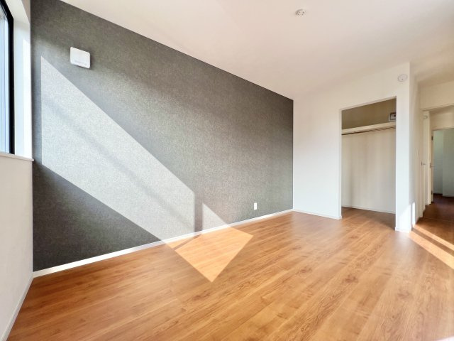 中央区 篠原町 1期(3棟)の洋室|7.5帖の洋室になります。広々としていてとても明るく、主寝室としてお使いいただけますよ♫