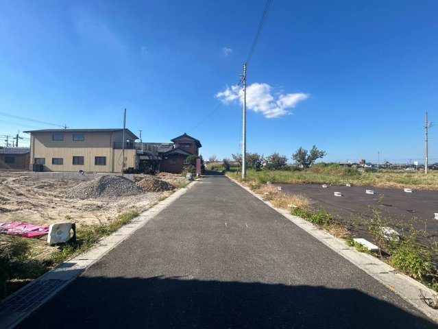 リーブルガーデン　一宮市冨田古川　全3区画分譲の前面道路含む現地写真|「現地（2026年10月9日）撮影」　
■前面道路　
■ヤマダ不動産　株式会社リライフ
