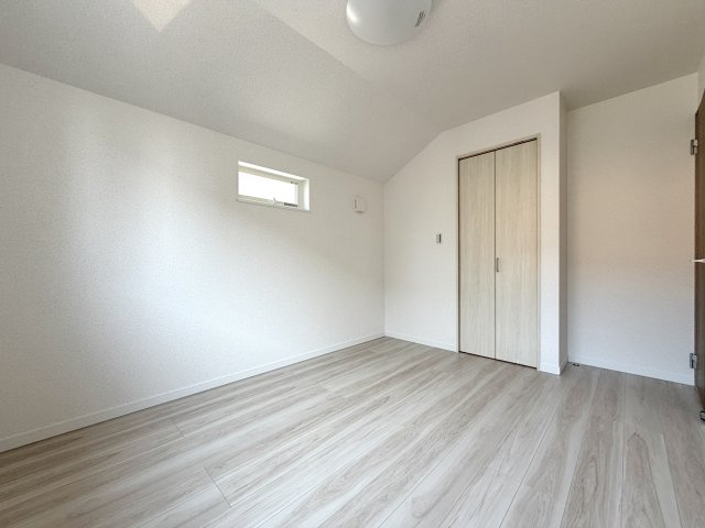 羽村市小作台7期の洋室|【5.87帖】明るい日差しが差し込む清潔感のある居室。子供部屋や書斎など多目的に活用できます。