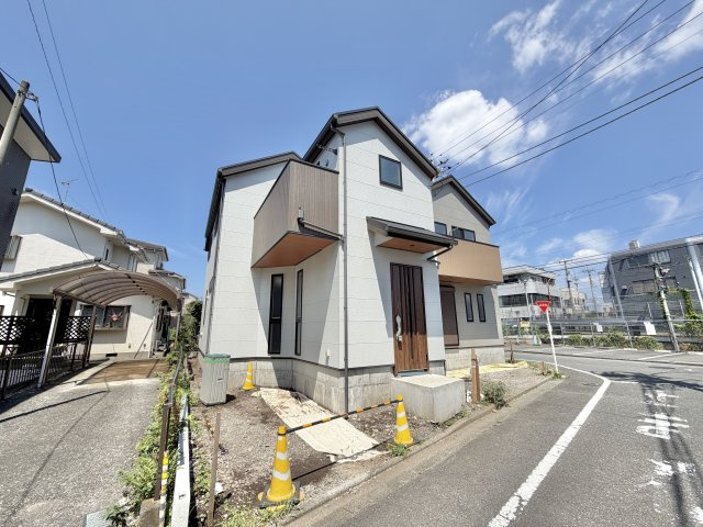 羽村市小作台7期の外観|白、グレー、ブラウンの3色のお洒落な新築分譲住宅の外観写真です。
明るい日差しの中で、洗練されたデザインが目を引きます。駐車場スペースもあり、快適な生活が想像できる物件です。