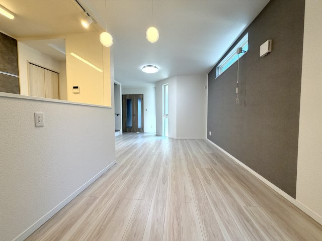 羽村市小作台7期の居間・リビング|家族が集う開放的なリビング。自然光が注ぎ込む明るい室内で快適に過ごせます。