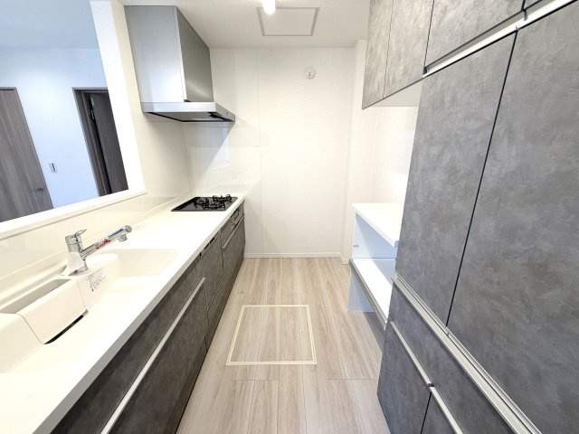 羽村市小作台7期のキッチン|使い勝手の良いシステムキッチン。豊富な収納と広々スペースで毎日の調理が快適です。