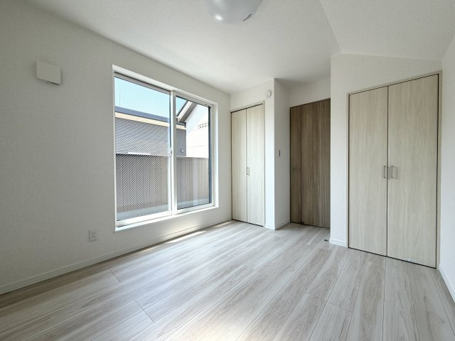 羽村市小作台7期の洋室|【5.33帖】明るい日差しが差し込む清潔感のある居室。子供部屋や書斎など多目的に活用できます。