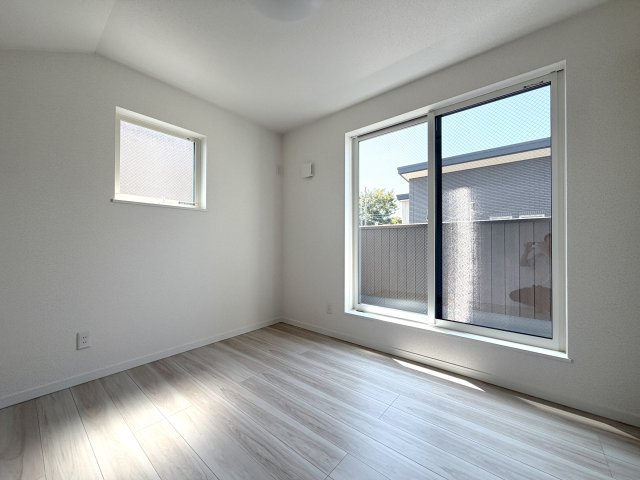 羽村市小作台7期の洋室|【5.33帖】明るい日差しが差し込む清潔感のある居室。子供部屋や書斎など多目的に活用できます。