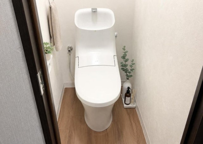 【トイレ】 | 相武台グリーンパーク | トイレは大きさや形、機能、抗菌性などが異なる多種多彩なタイプが各メーカーから出ています。それぞれに良さがあるため、事前にどういったタイプのトイレがいいのかをご家庭内で決めて、内見に行くといいでしょう。
