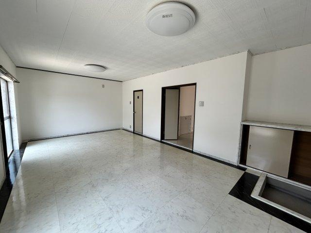 志染町西自由が丘2丁目戸建の居間・リビング