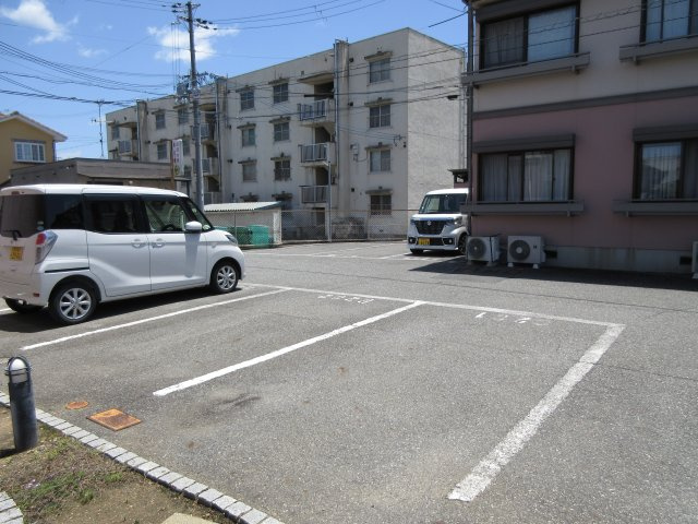 サンシティハイツA棟の駐車場