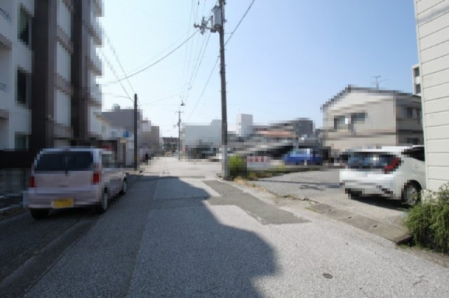 高知市役知町　新築戸建　の前面道路含む現地写真|南側　公道　8.0ｍ　接面　5.3ｍ