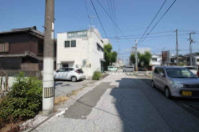 高知市役知町　新築戸建　の前面道路含む現地写真|南側　公道　8.0ｍ　接面　5.3ｍ
