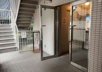【ロビー】 | トータスマンション相模原 | ラウンジは、マンションの共用スペースに椅子やテーブルなどを配置した利用者が寛げる空間です。屋内型ラウンジと屋外型ラウンジがあります。共用部分の管理状況と合わせて、詳細については現地でご確認ください。