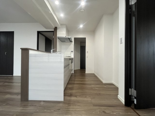 アーサー福重リバーコートのキッチン|キッチンから廊下へと繋がる導線で洗面所やトイレまでの移動もスムーズです。